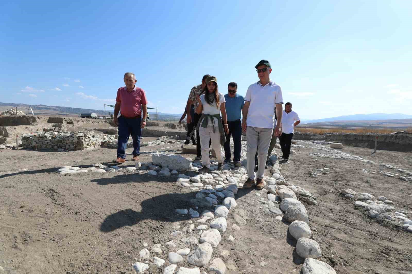 Vali Doruk’tan Oluzhöyük kazı alanında inceleme
