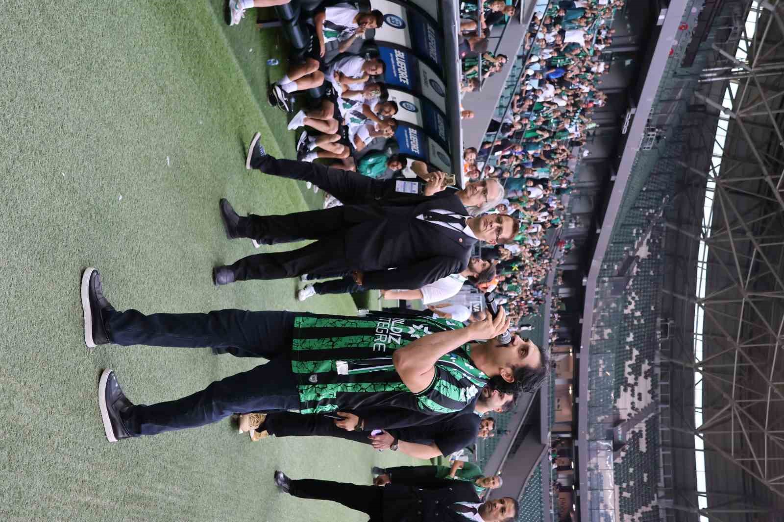 Şarkıcı Bayhan’dan Kocaelispor camiasına jest
