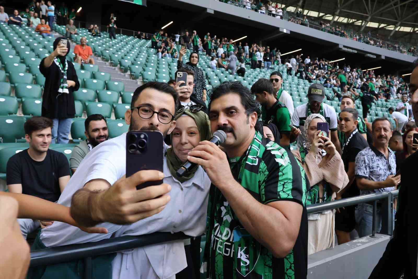 Şarkıcı Bayhan’dan Kocaelispor camiasına jest
