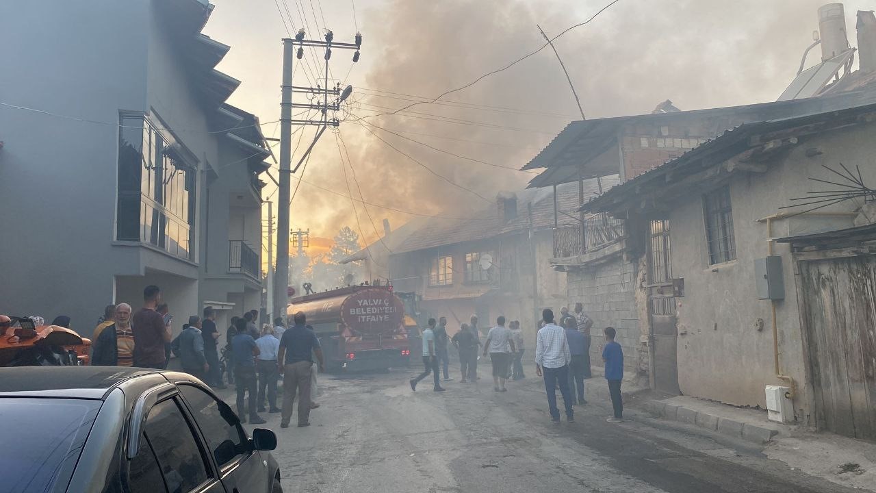 Isparta’da çıkan yangında bitişik iki ev kullanılamaz hale geldi
