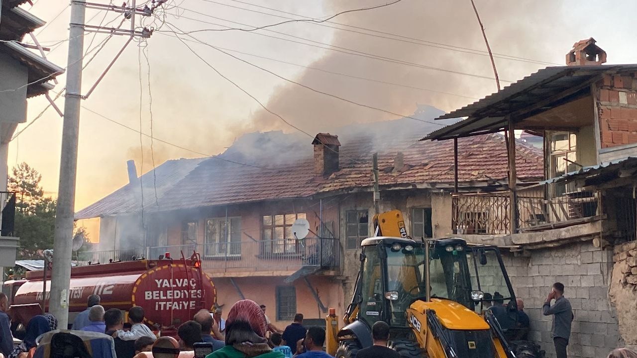 Isparta’da çıkan yangında bitişik iki ev kullanılamaz hale geldi
