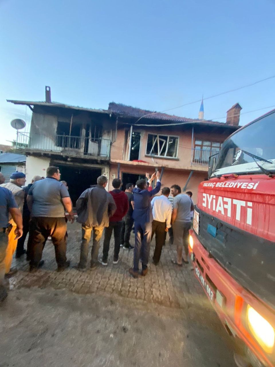 Isparta’da çıkan yangında bitişik iki ev kullanılamaz hale geldi
