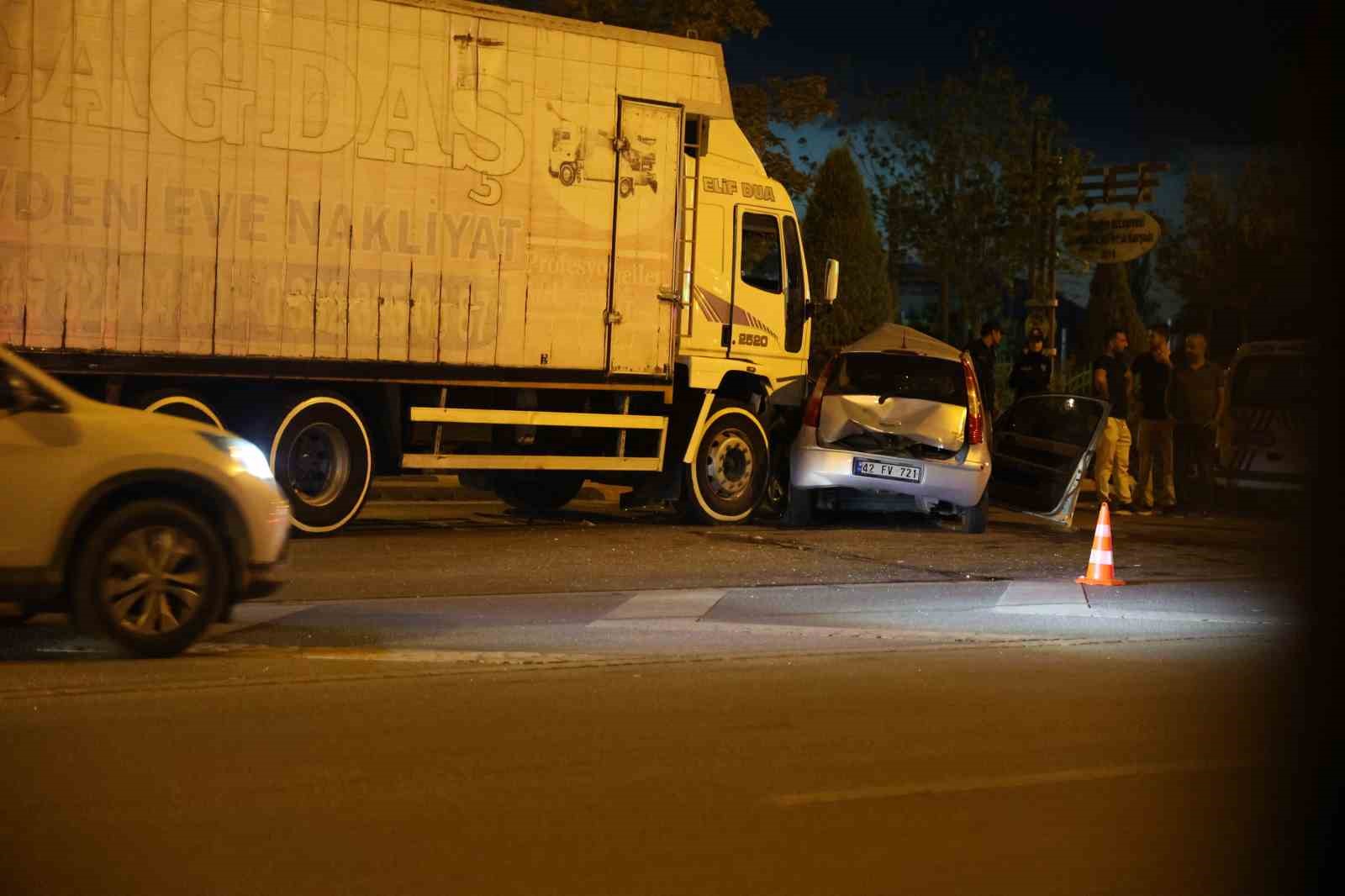 Kamyon ile otomobil çarpıştı, otomobil sürücüsü kadın hayatını kaybetti
