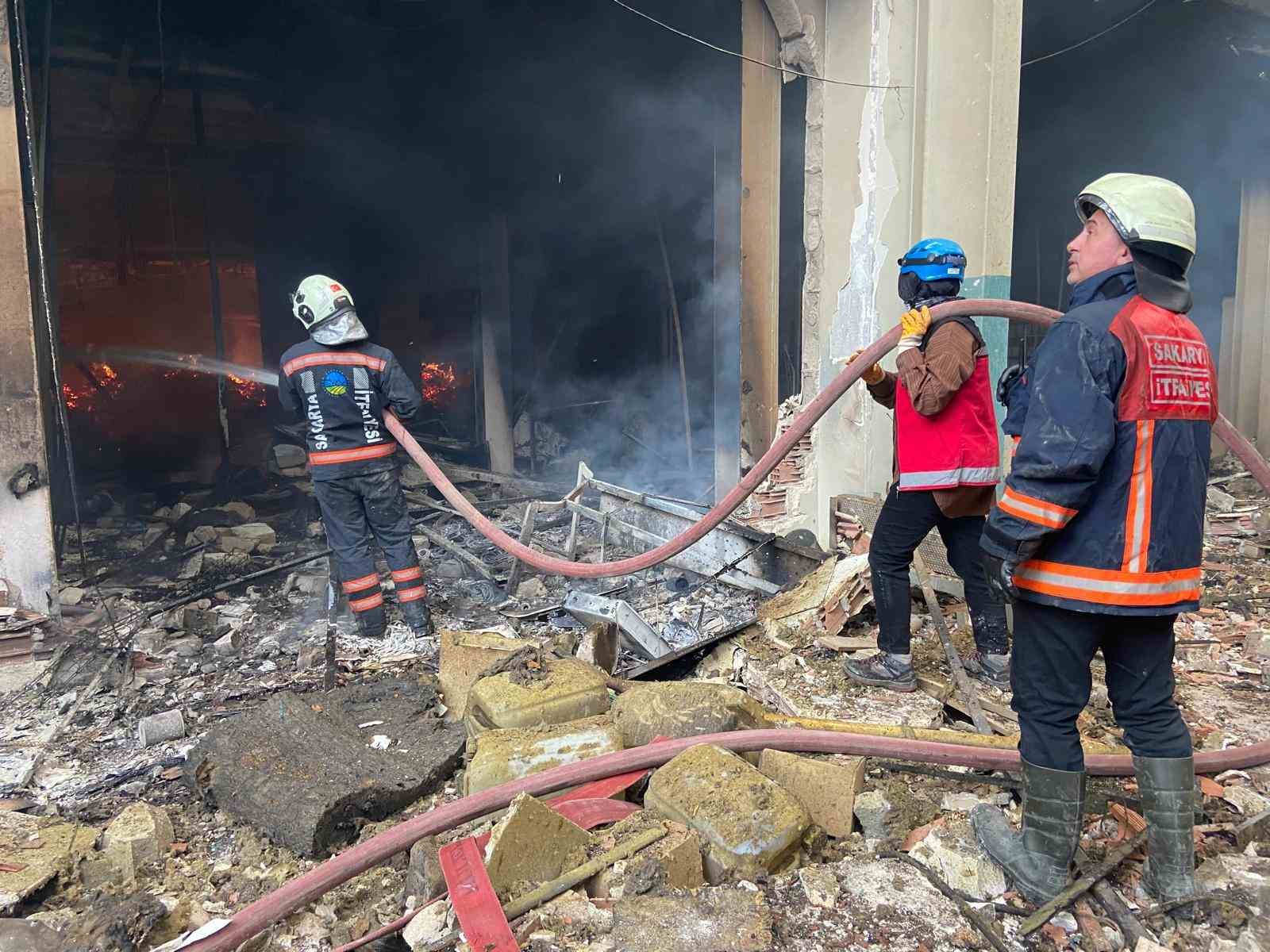 Cephanelik gibi patlayan fabrikanın içinden yeni görüntüler: Adeta savaş alanına dönmüş
