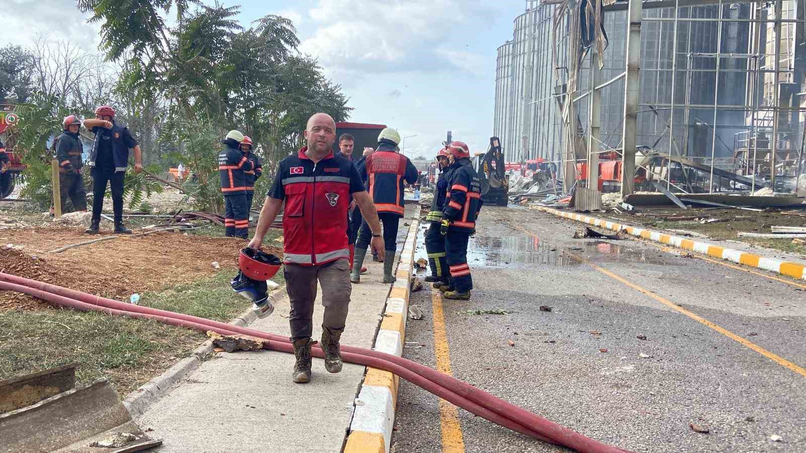 Cephanelik gibi patlayan fabrikanın içinden yeni görüntüler: Adeta savaş alanına dönmüş
