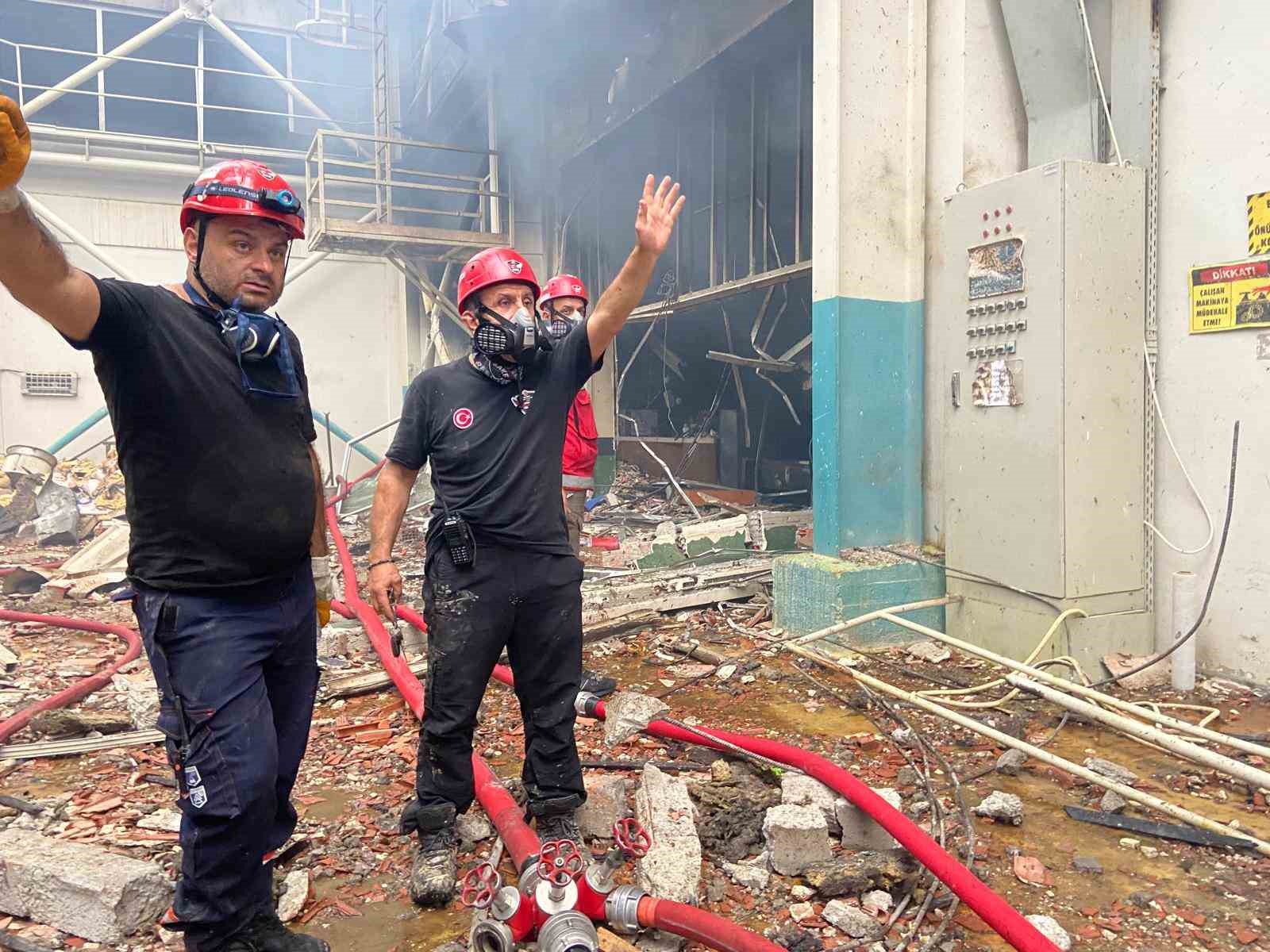 Cephanelik gibi patlayan fabrikanın içinden yeni görüntüler: Adeta savaş alanına dönmüş
