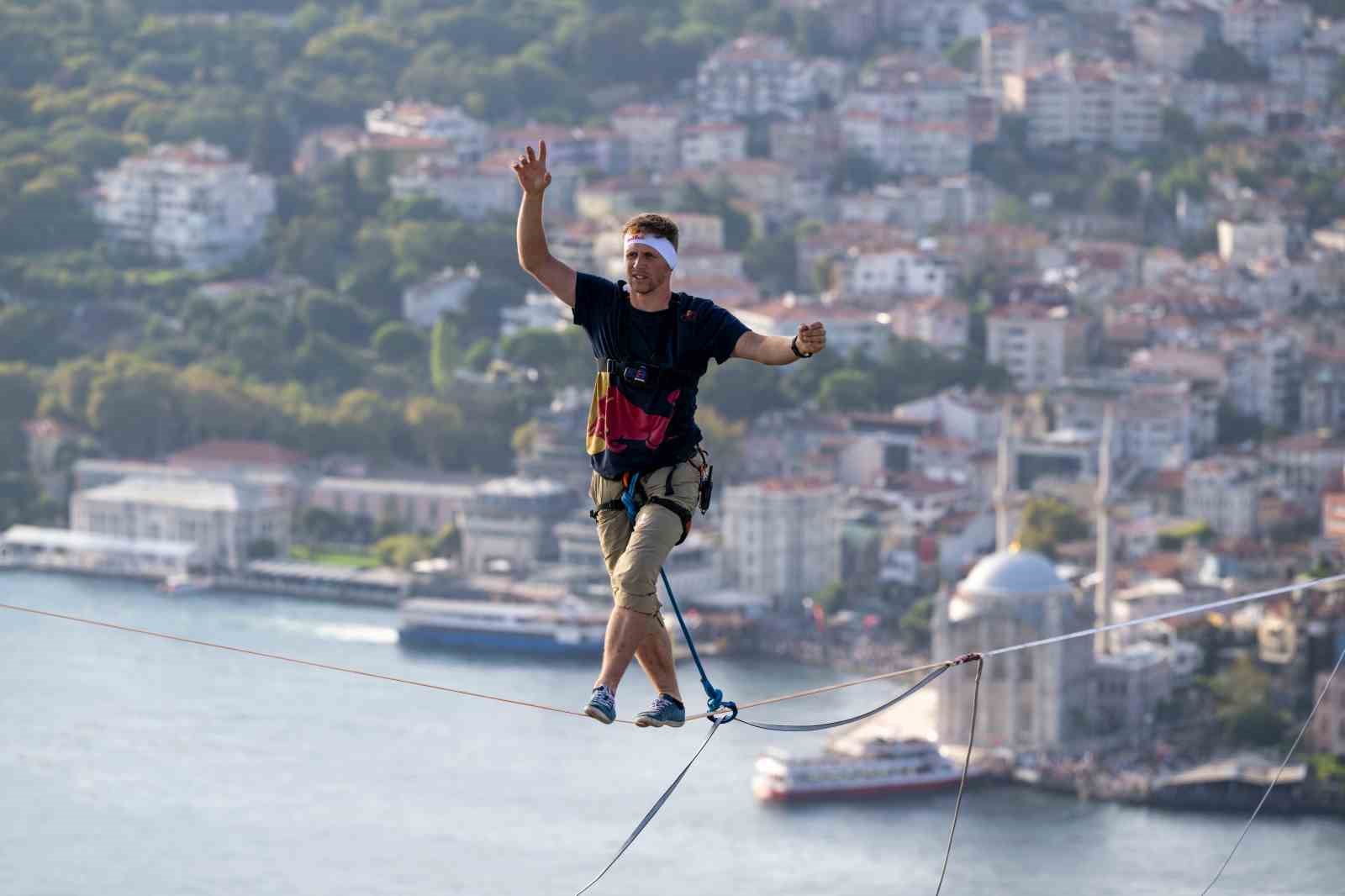 Estonyalı sporcu Jaan Roose 15 Temmuz Şehitler Köprüsü’nü ip üzerinde yürüyerek geçti
