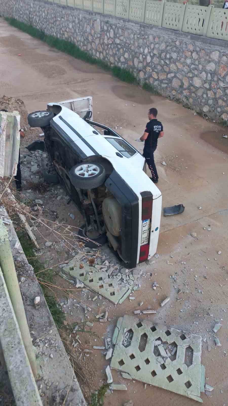 Burdur’da kontrolden çıkan otomobil dereye uçtu: 1 yaralı
