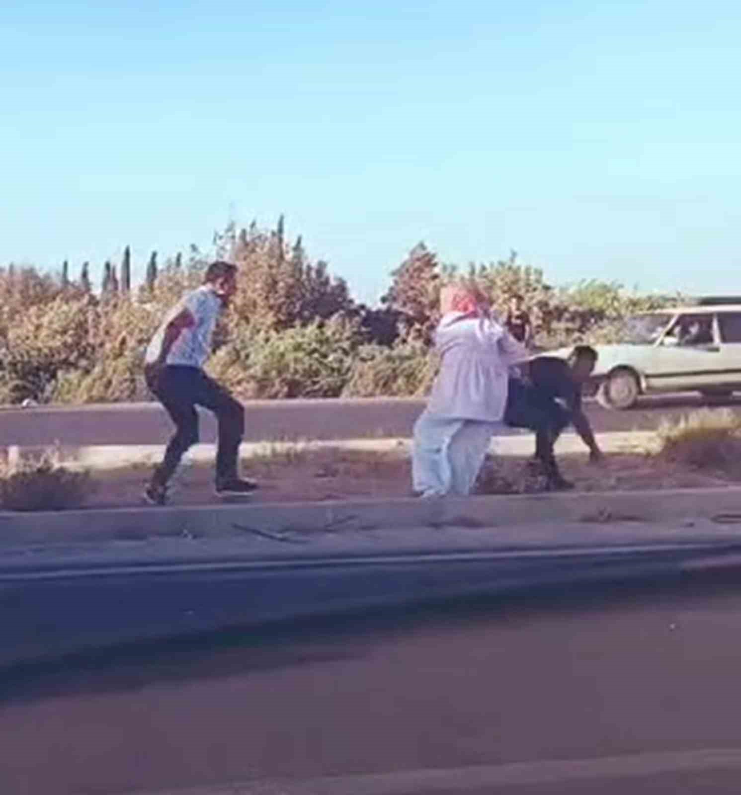 Trafikte korku dolu anların yaşandığı kavga, ’sinyal’ tartışmasından çıkmış
