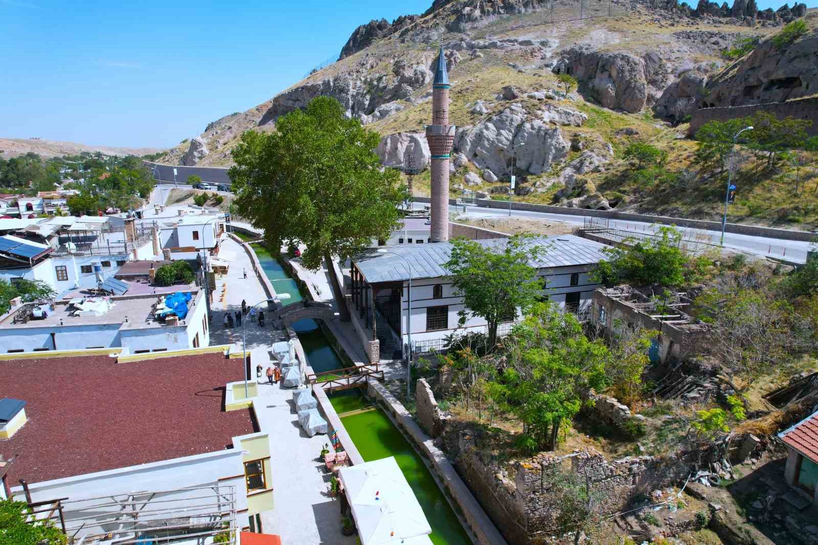 Osmanlı döneminden kalan tarihi yapı: Çay Camii
