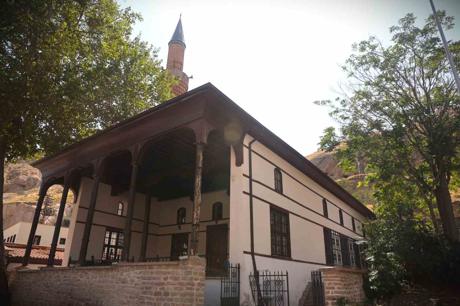 Osmanlı döneminden kalan tarihi yapı: Çay Camii
