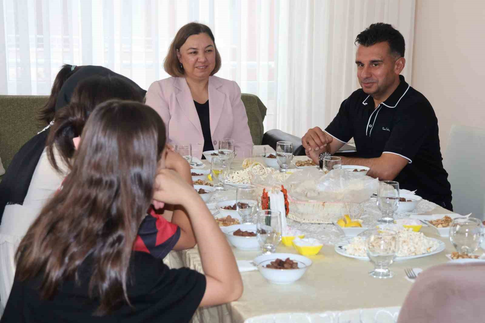 Devlet Korumasındaki çocuklara doğum günü sürprizi
