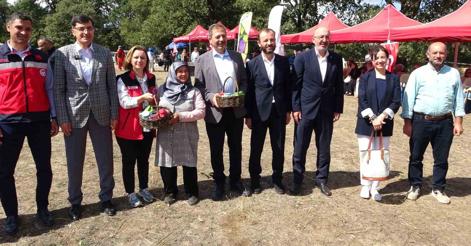 Kütahya’da ’Ahududu Şenliği’ renkli görüntüler oluşturdu
