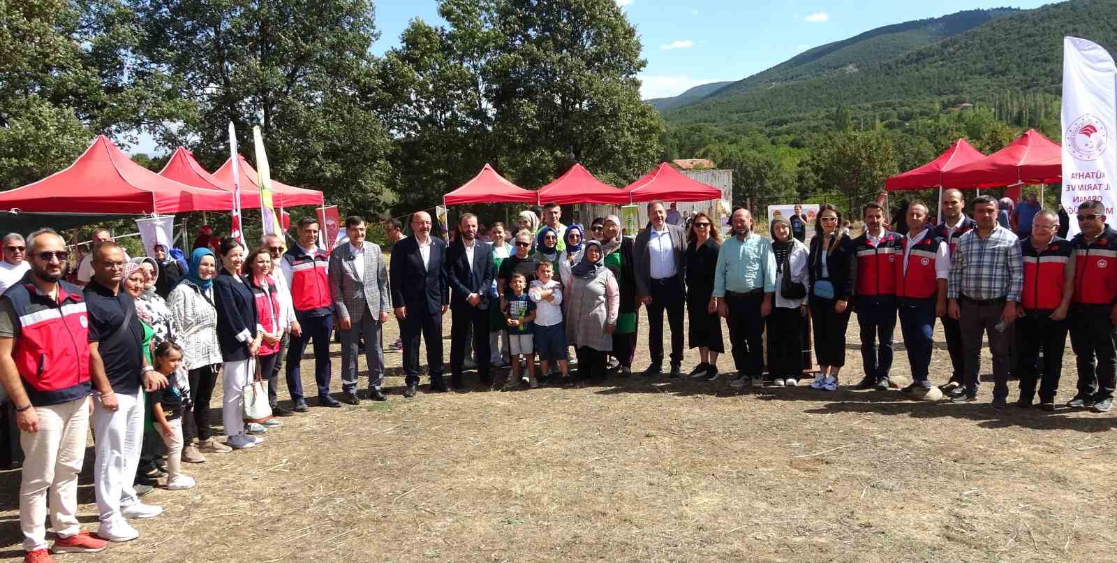 Kütahya’da ’Ahududu Şenliği’ renkli görüntüler oluşturdu
