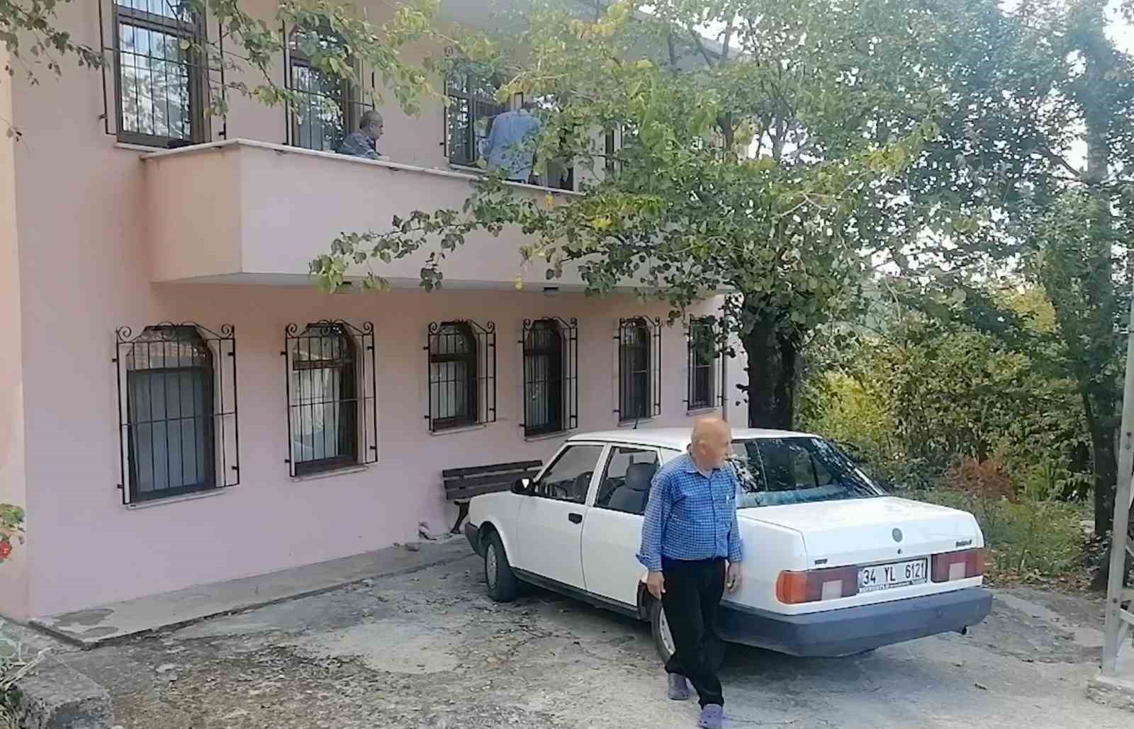 Yaşlı çiftin evi taşlandı, park halindeki otomobili kundaklandı
