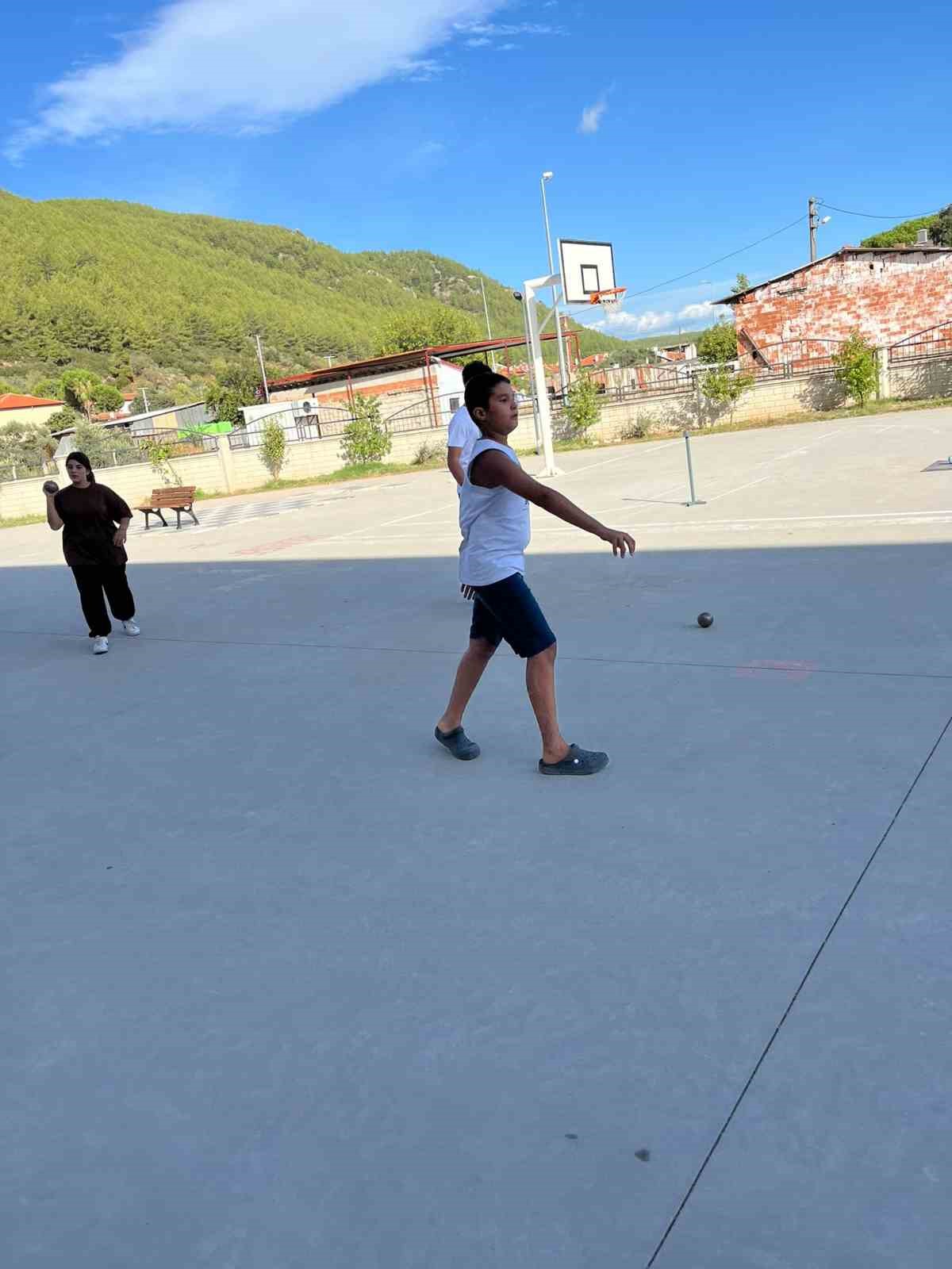 Ula’da çocuklar okul sonrası bocce ve volo ile spor yaparak zaman geçiriyor
