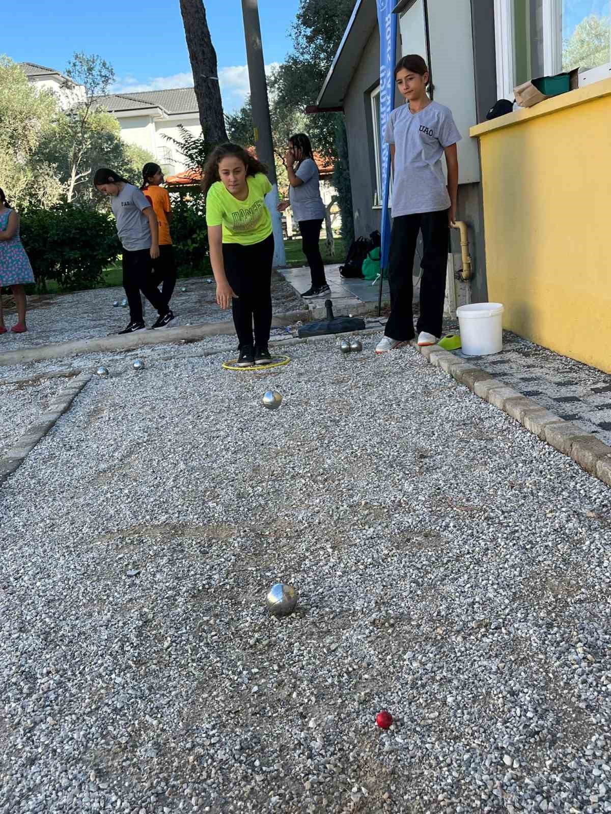 Ula’da çocuklar okul sonrası bocce ve volo ile spor yaparak zaman geçiriyor
