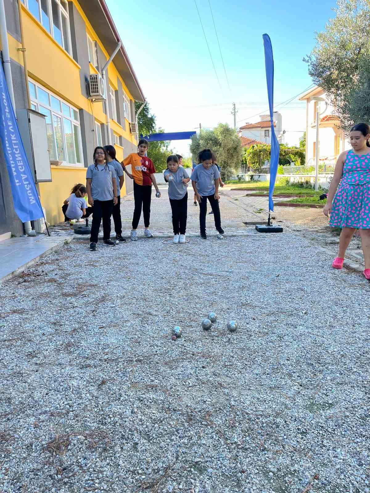 Ula’da çocuklar okul sonrası bocce ve volo ile spor yaparak zaman geçiriyor
