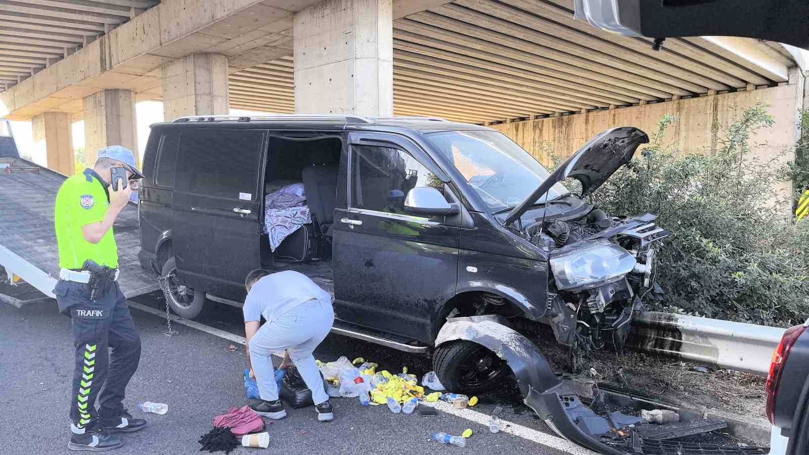 Cenazeden dönen ailenin bulunduğu minibüs bariyerlere saplandı
