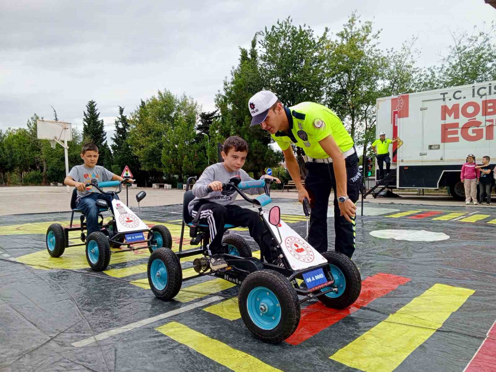 Polislerden öğrencilere trafik eğitimi
