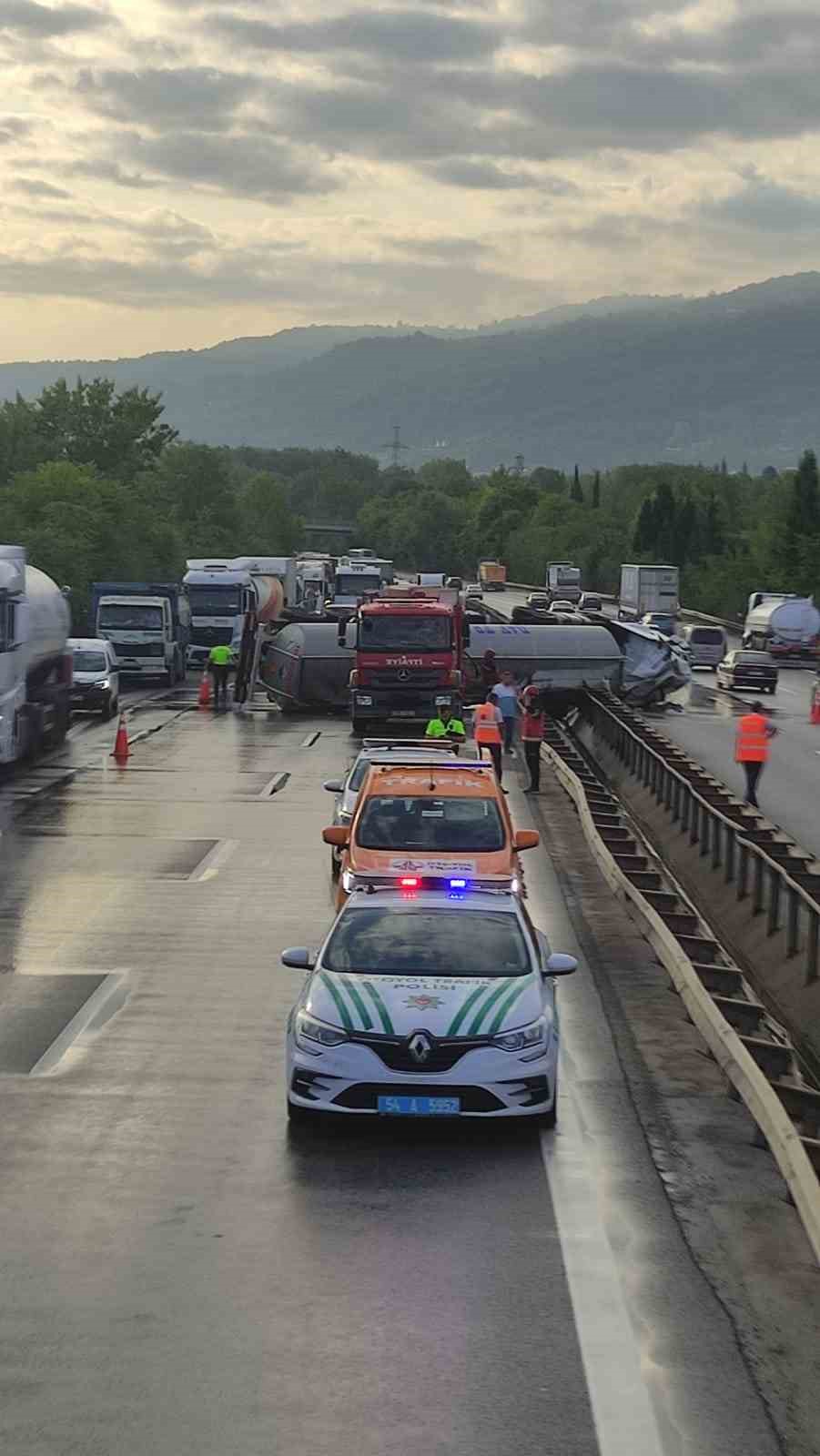 Anadolu Otoyolu’nda tır devrildi: Kilometrelerce araç kuyruğu oluştu
