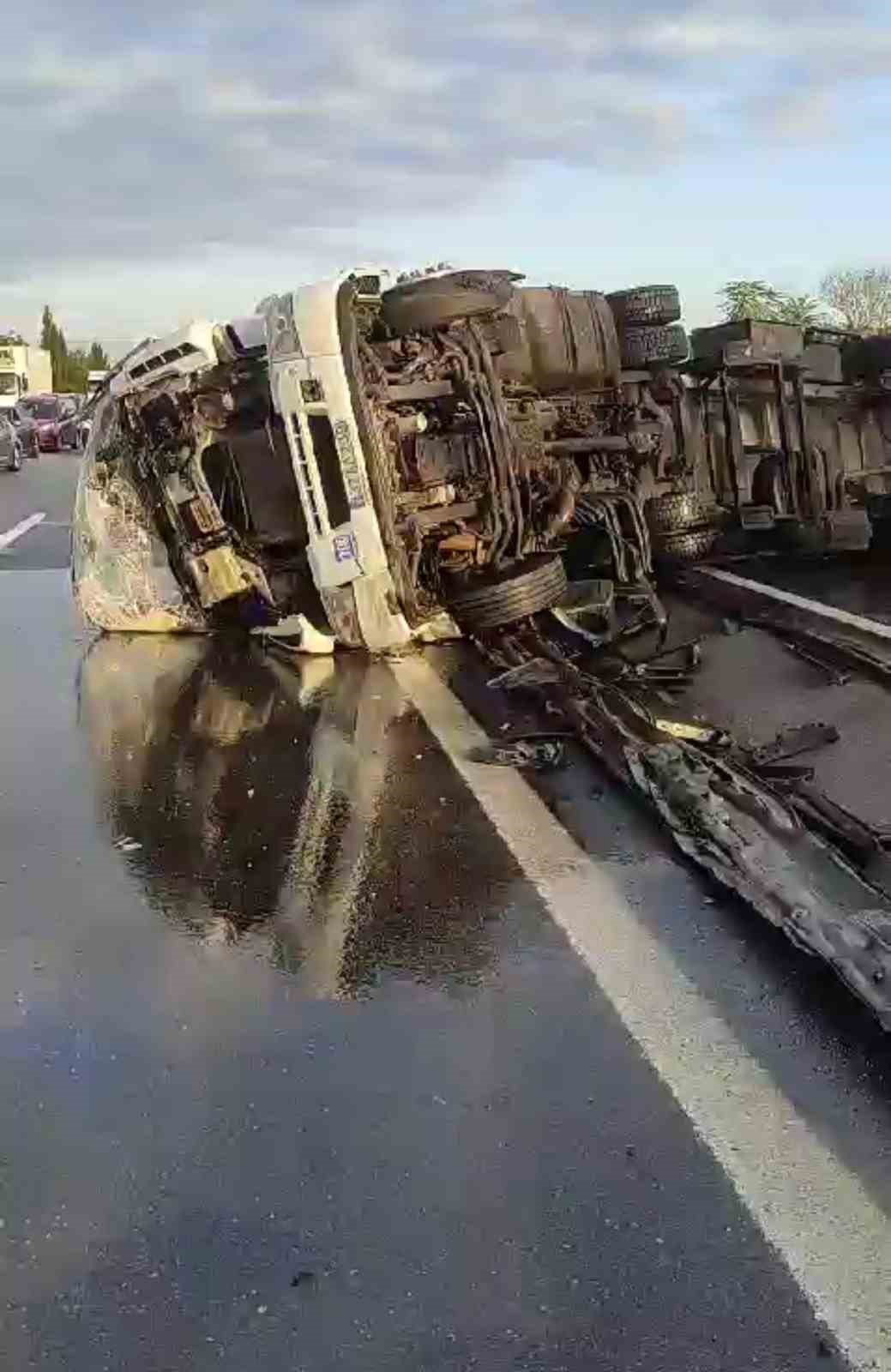 Anadolu Otoyolu’nda tır devrildi: Kilometrelerce araç kuyruğu oluştu
