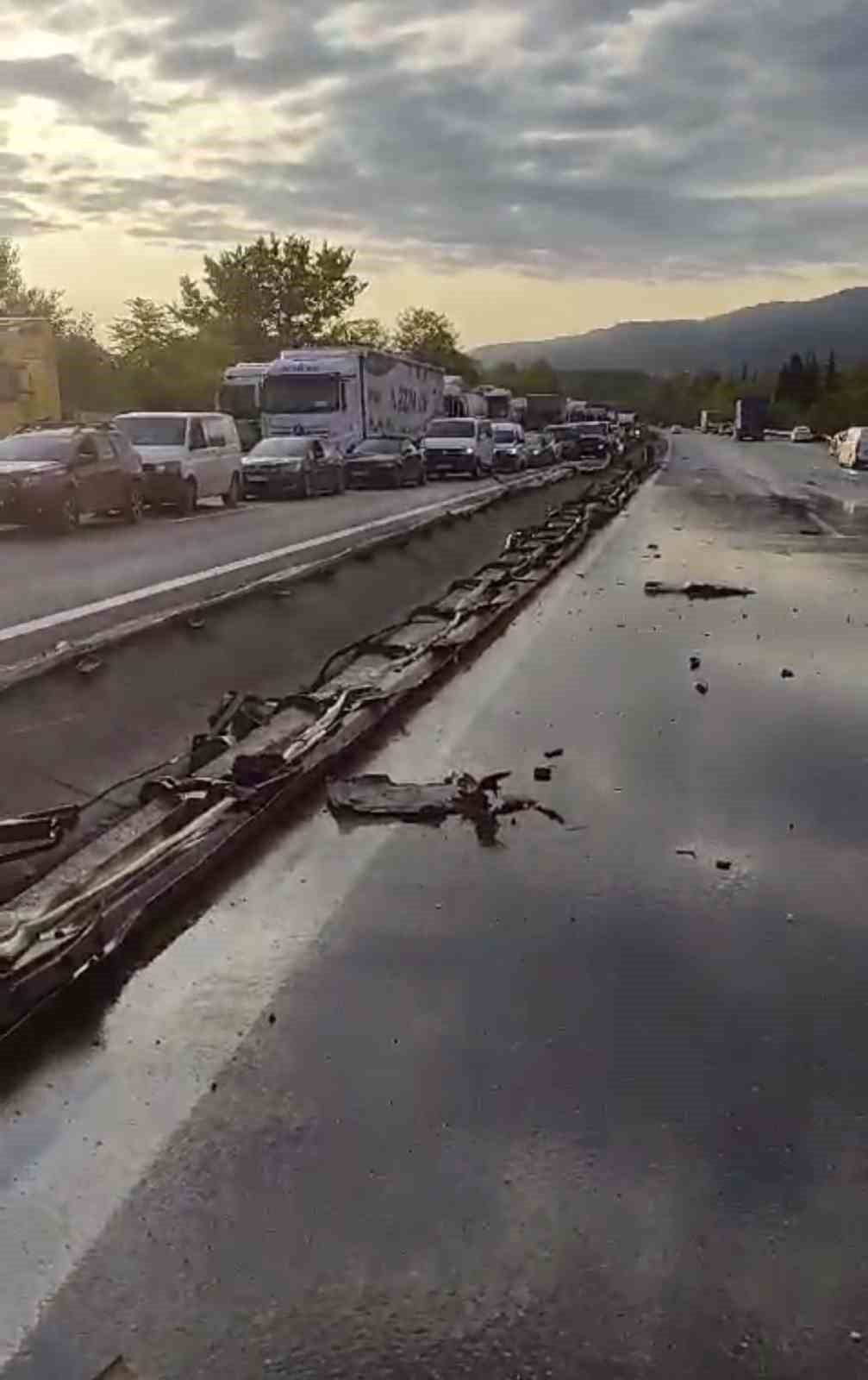 Anadolu Otoyolu’nda tır devrildi: Kilometrelerce araç kuyruğu oluştu
