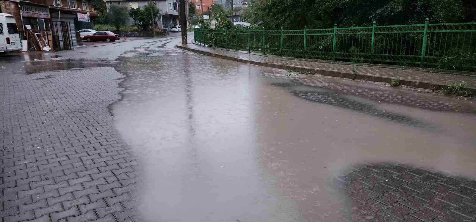 Yağmur sonrası yollar göle döndü, mahalleli belediyeden mazgal istedi
