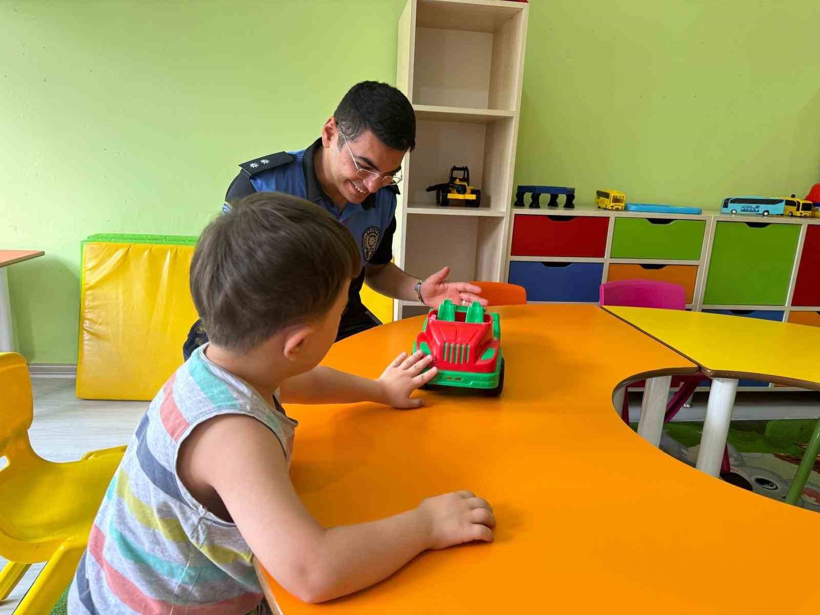 Hakkarili minikler ‘Kanka Polisi’ çok sevdi
