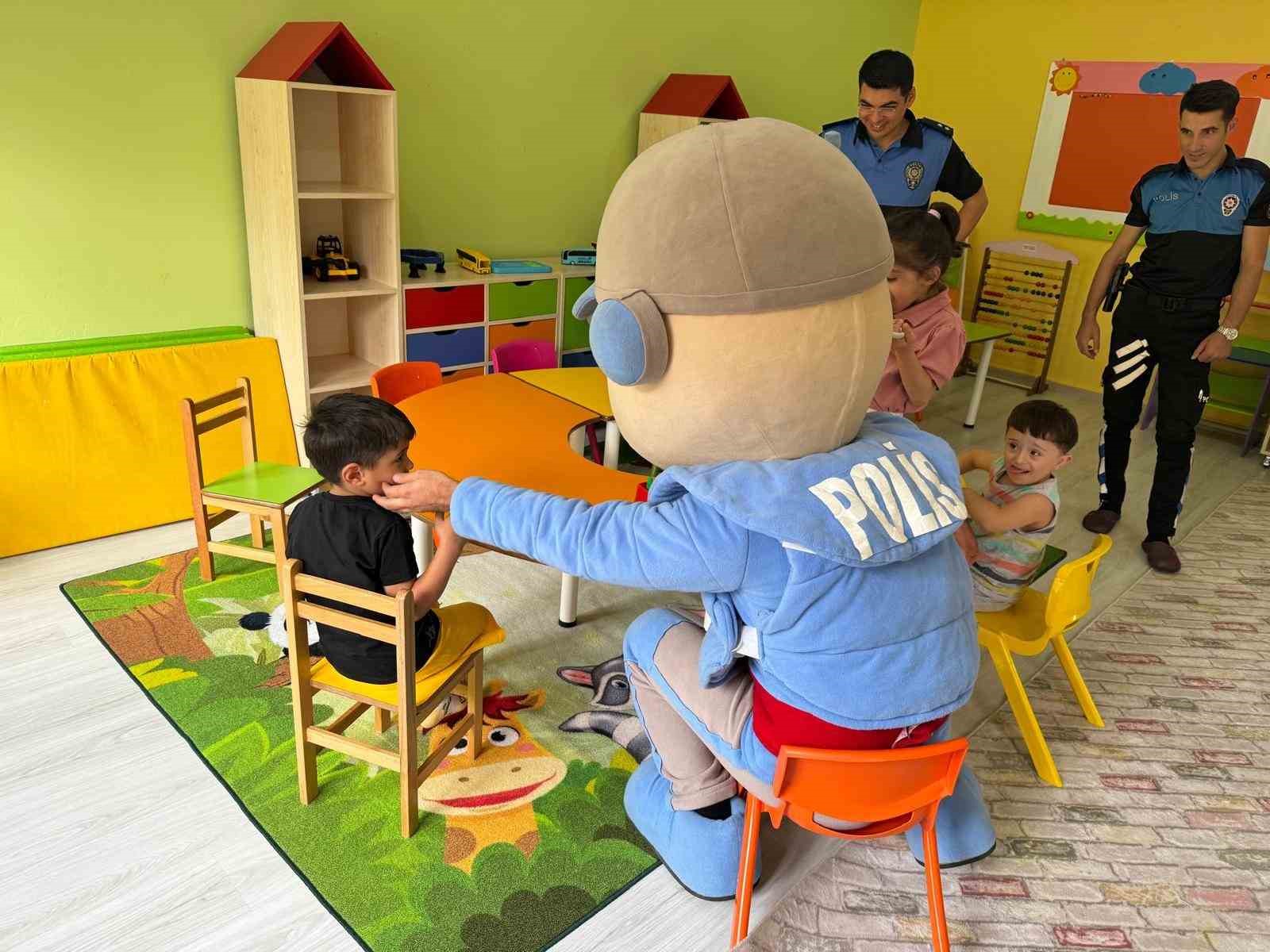 Hakkarili minikler ‘Kanka Polisi’ çok sevdi
