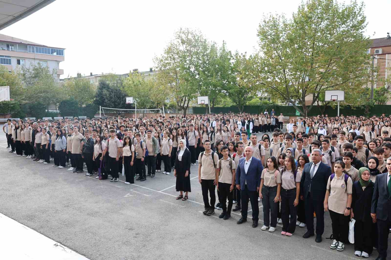 Başkan Muzaffer Bıyık, her pazartesi okulda öğrencilerle bir araya geliyor
