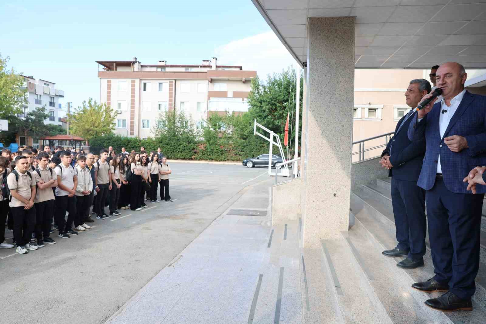 Başkan Muzaffer Bıyık, her pazartesi okulda öğrencilerle bir araya geliyor
