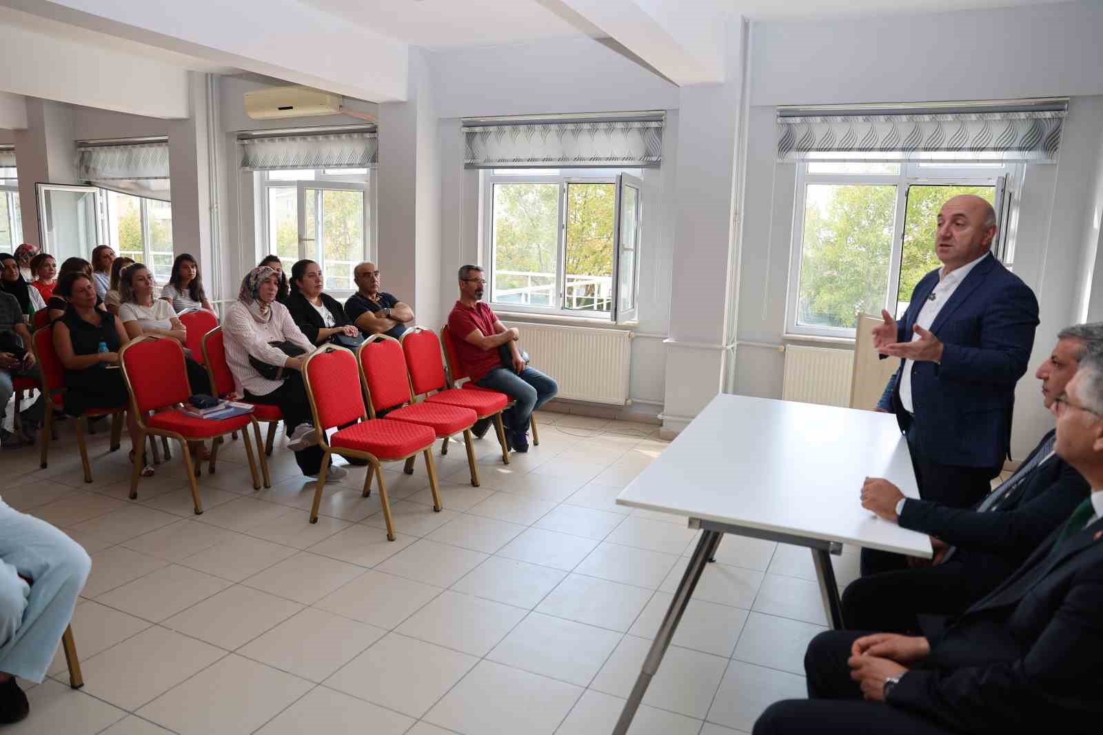 Başkan Muzaffer Bıyık, her pazartesi okulda öğrencilerle bir araya geliyor
