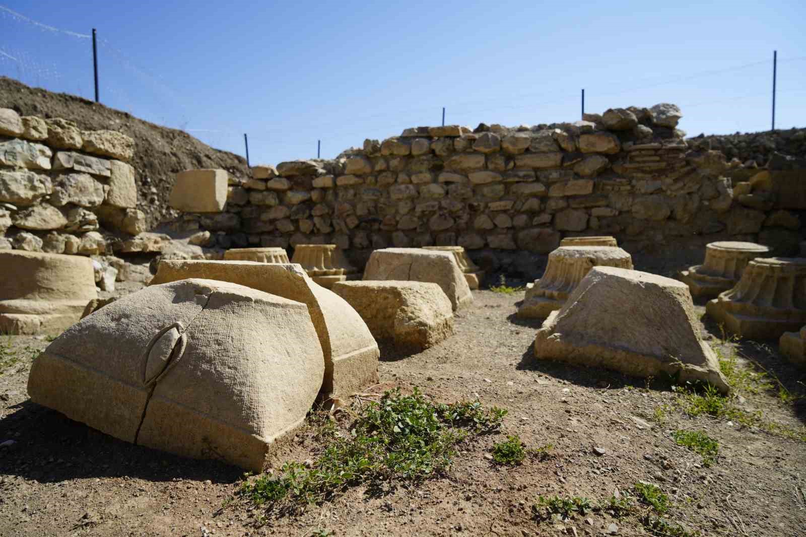 Dünyaca ünlü arkeologlar Satala Antik Kenti’ndeki kazıları yerinde inceledi
