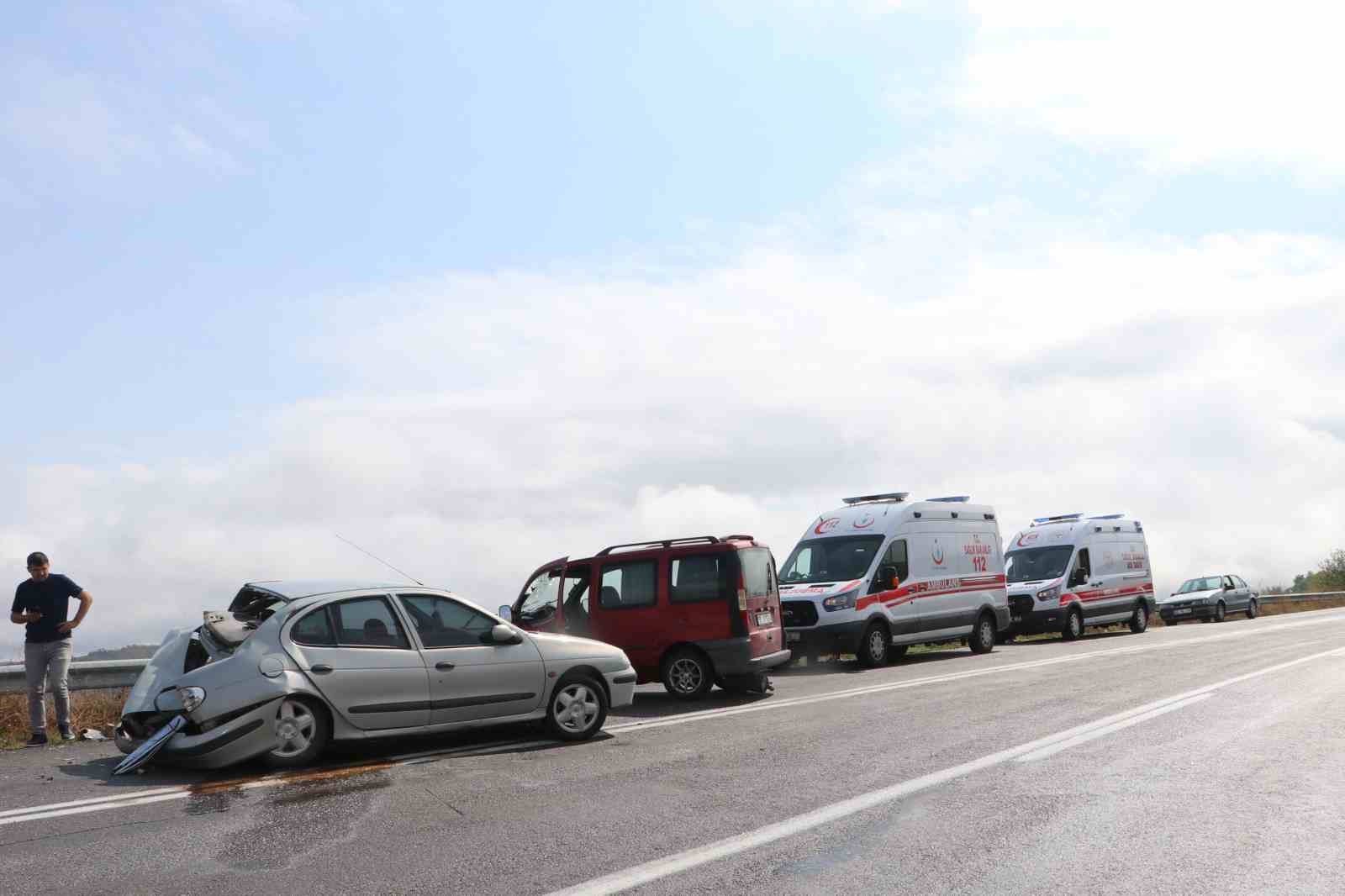 Samsun’da hafif ticari araç ile otomobil çarpıştı: 4 yaralı
