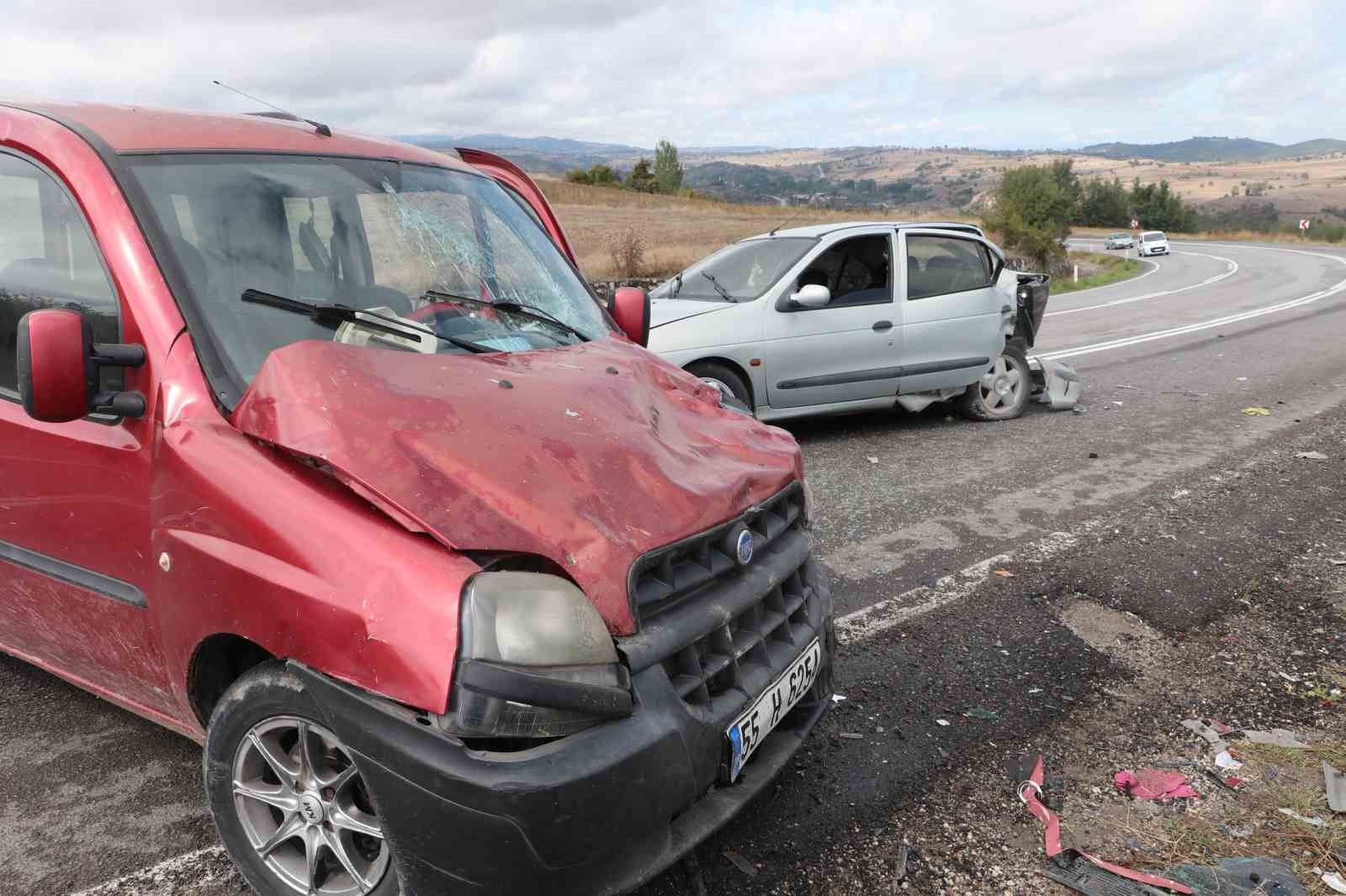 Samsun’da hafif ticari araç ile otomobil çarpıştı: 4 yaralı
