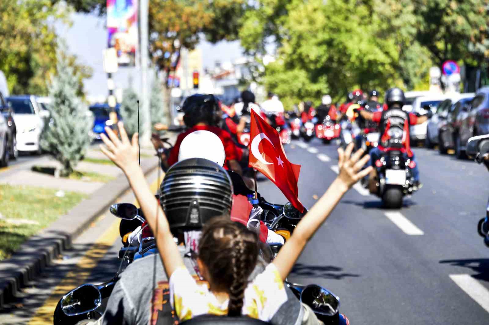 350 motosiklet tutkunu gaziler için turladı
