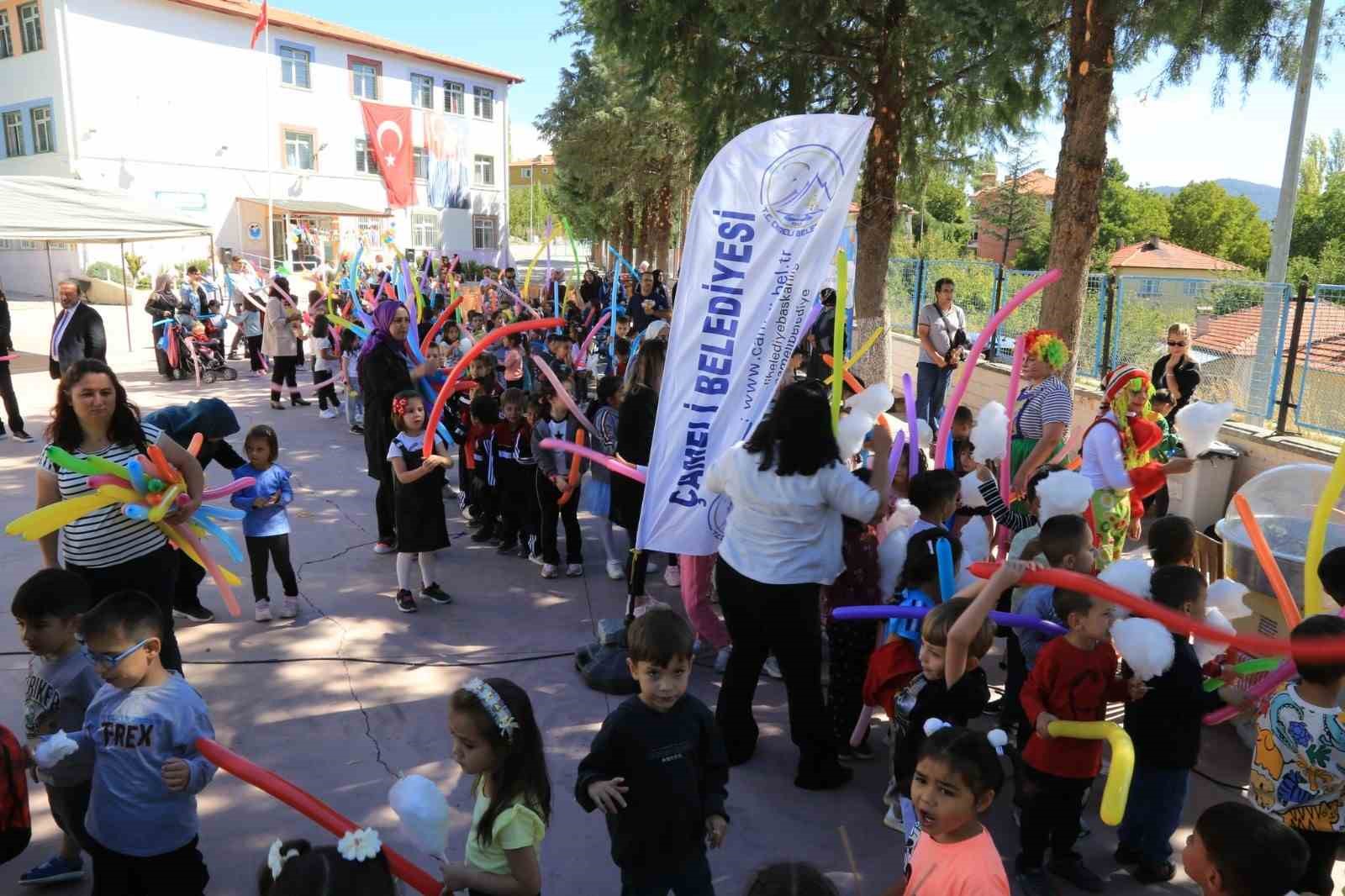 Başkan Arslan, Çamelili öğrencilerin yeni yıl coşkusuna ortak oldu
