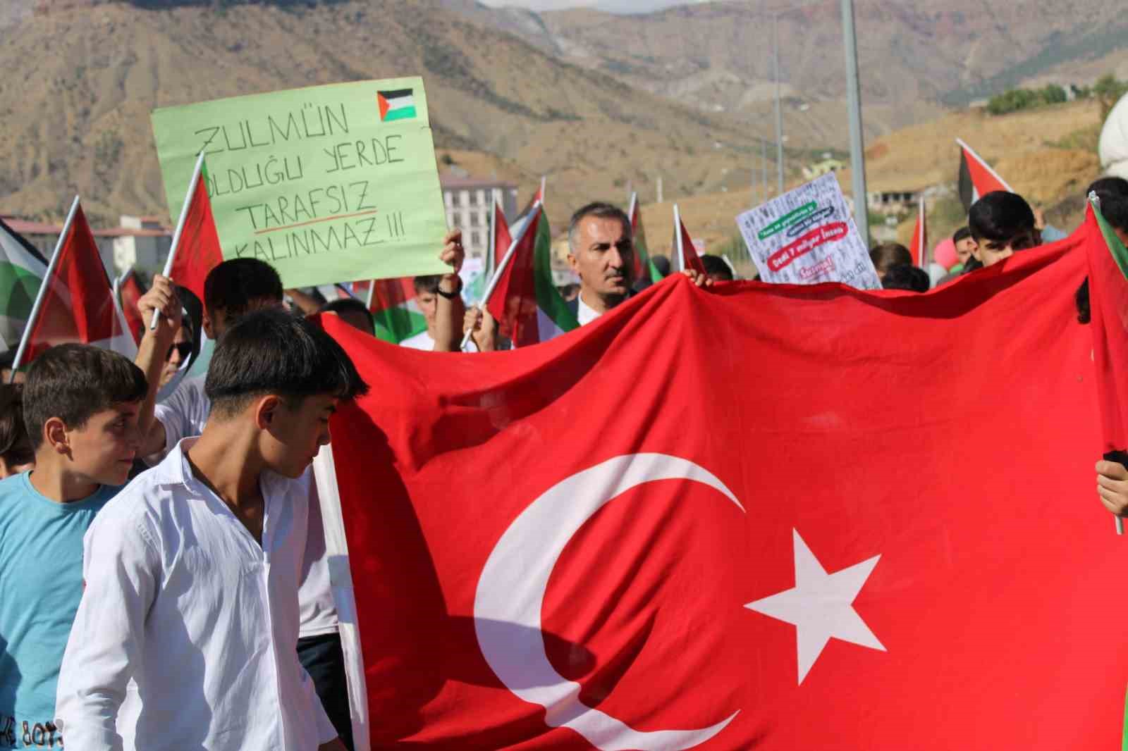 Derecik’te Filistin’e destek yürüyüşü yapıldı
