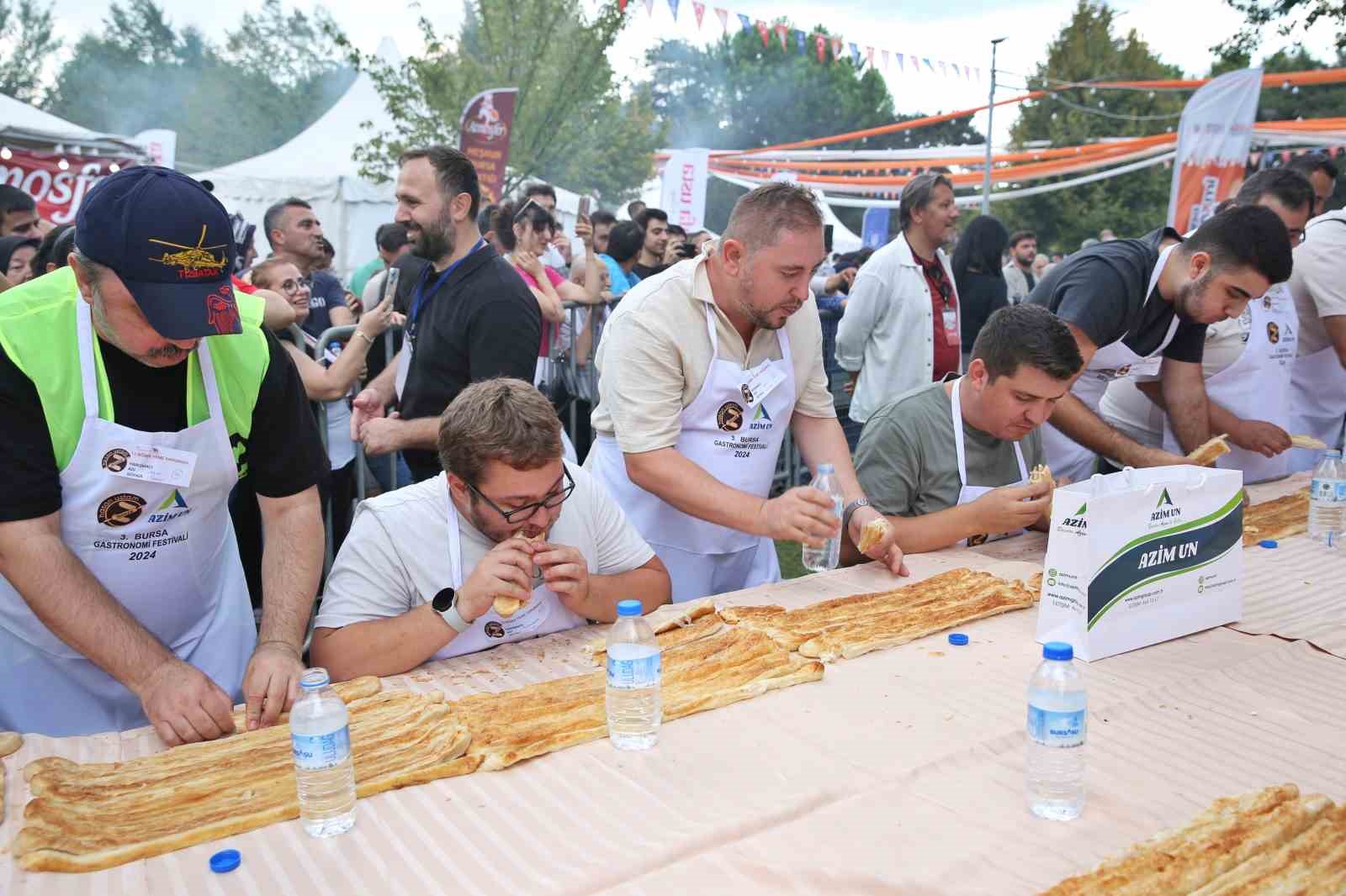 10 dakikada 15 metre börek yedi, altınları kazandı
