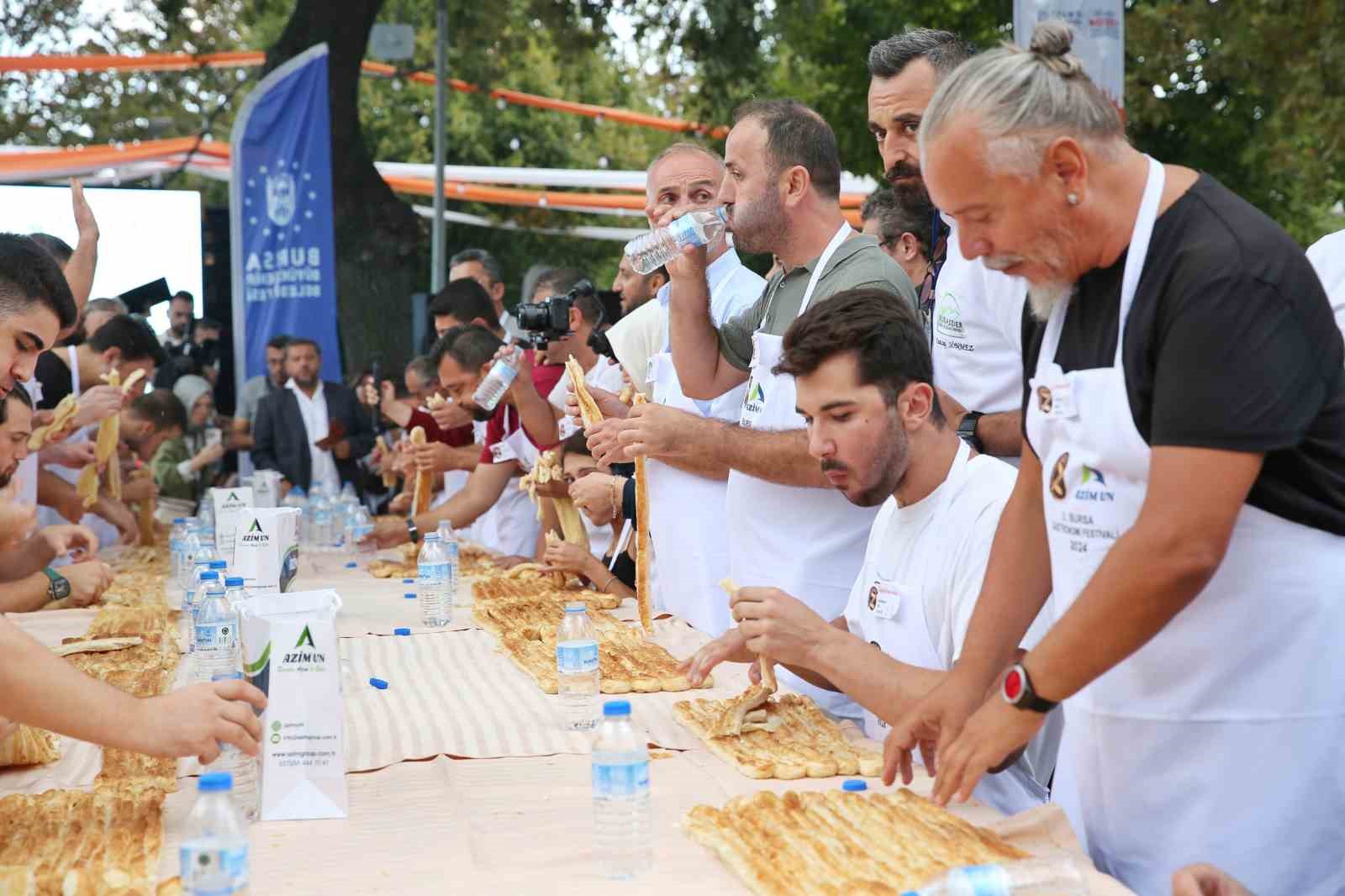 10 dakikada 15 metre börek yedi, altınları kazandı
