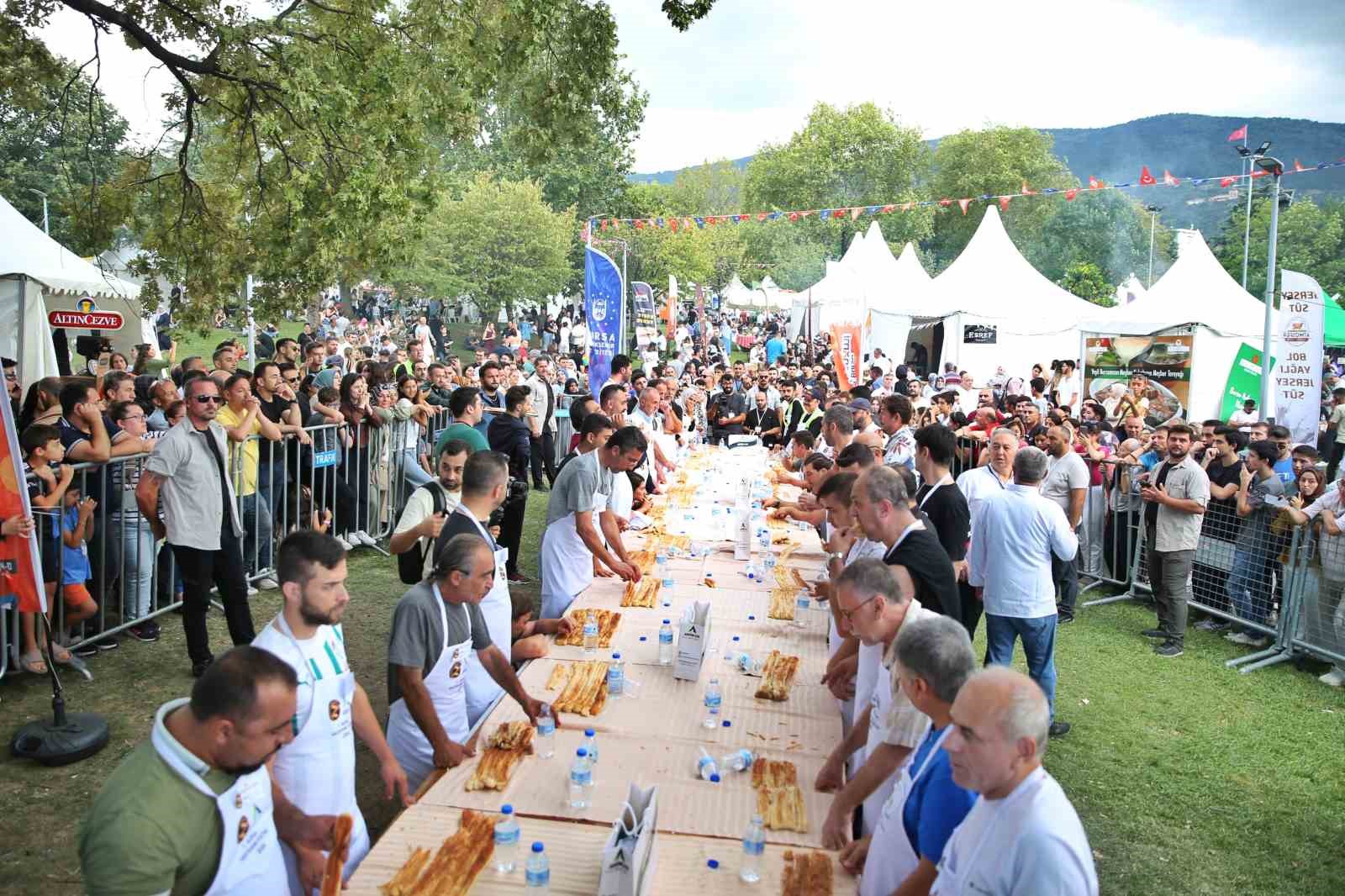 10 dakikada 15 metre börek yedi, altınları kazandı
