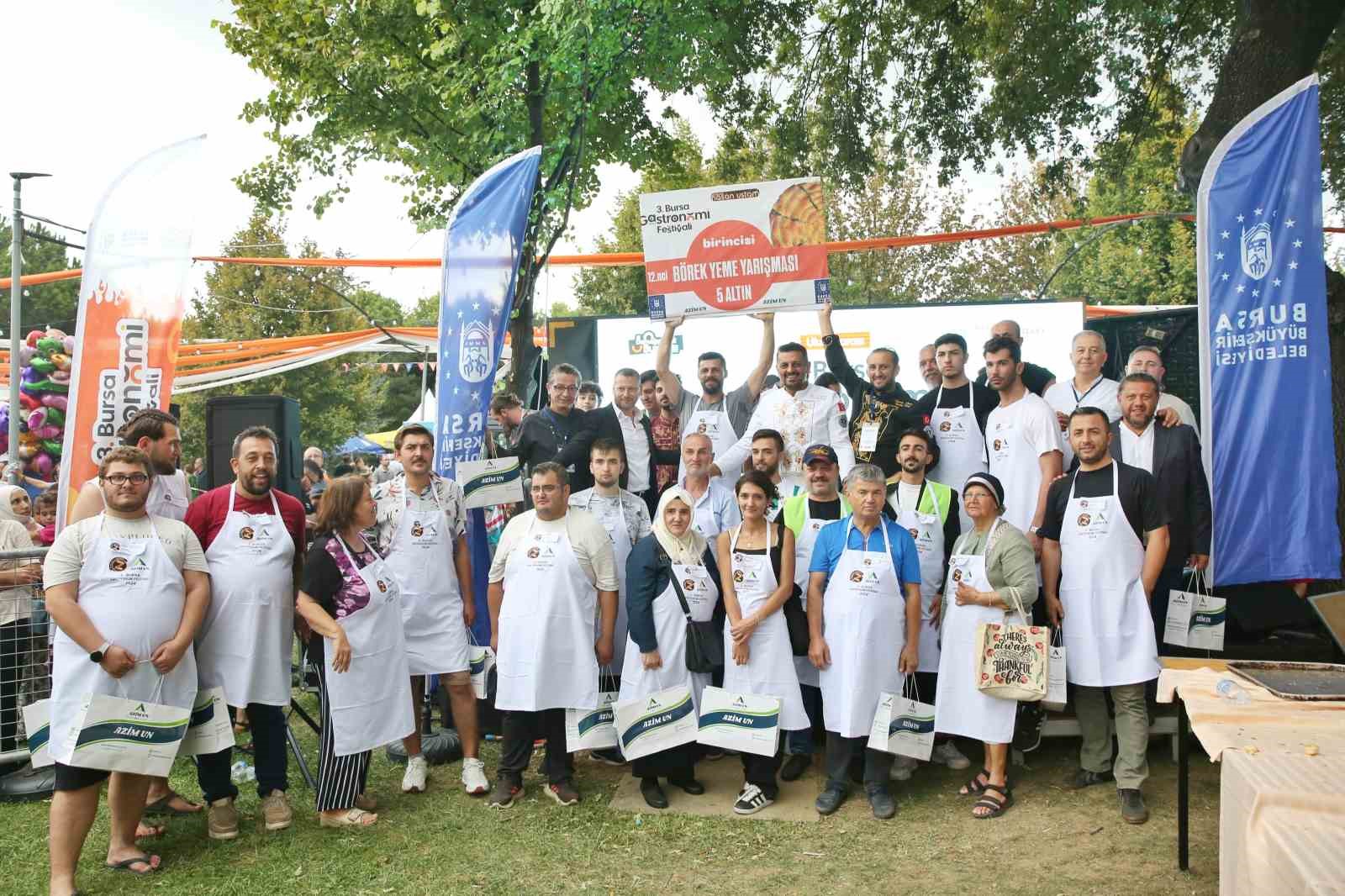 10 dakikada 15 metre börek yedi, altınları kazandı
