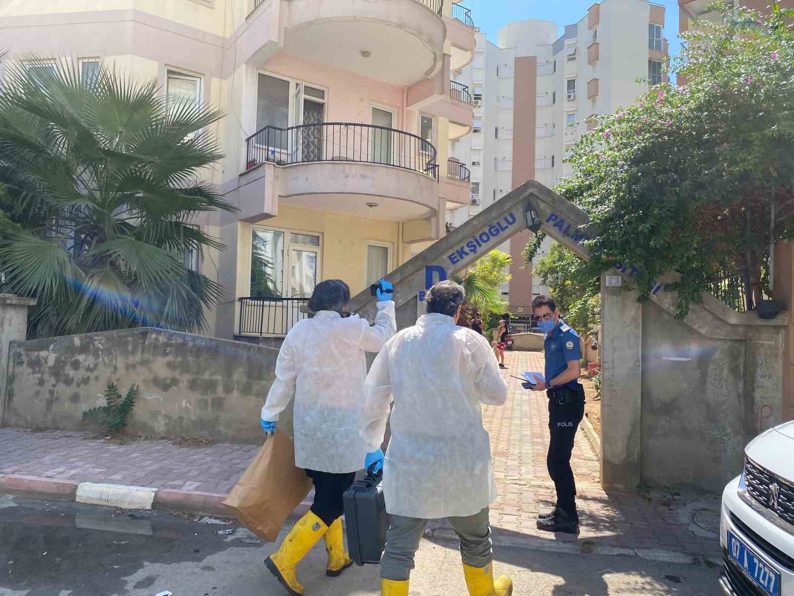 Ölümü apartmanı saran yoğun kokuyla ortaya çıktı, kızı gözyaşlarına boğuldu
