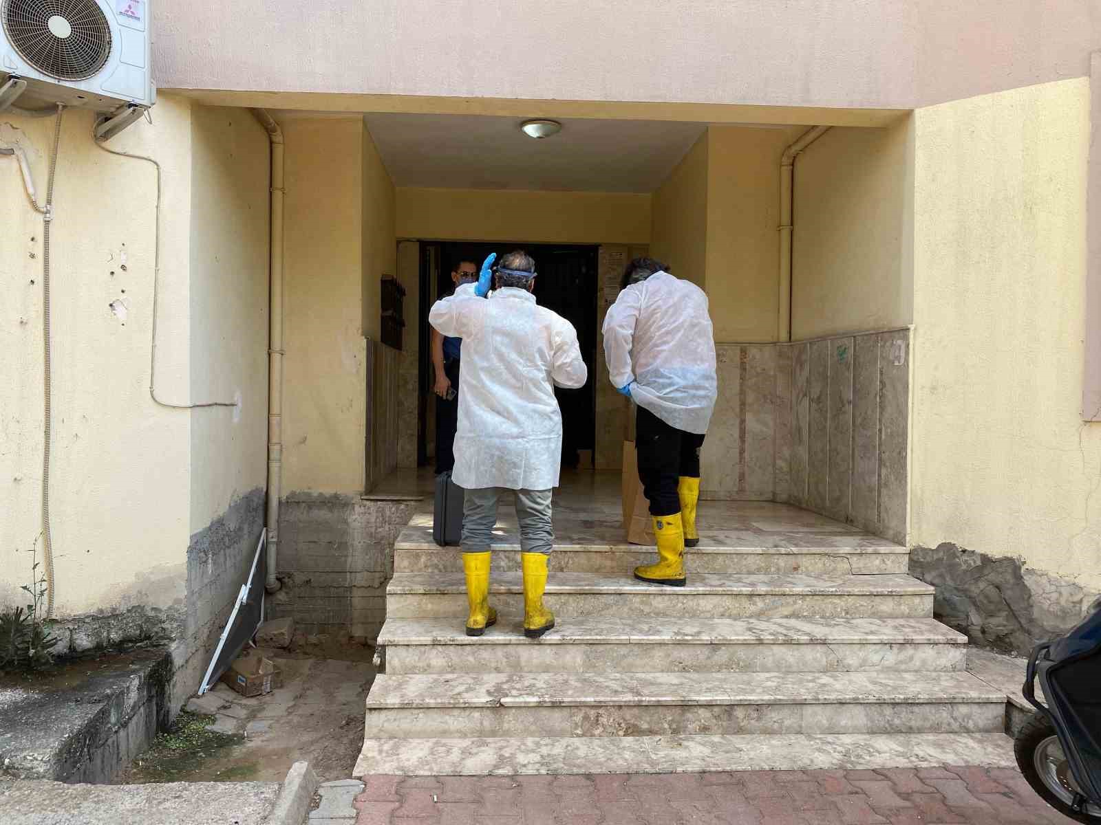 Ölümü apartmanı saran yoğun kokuyla ortaya çıktı, kızı gözyaşlarına boğuldu
