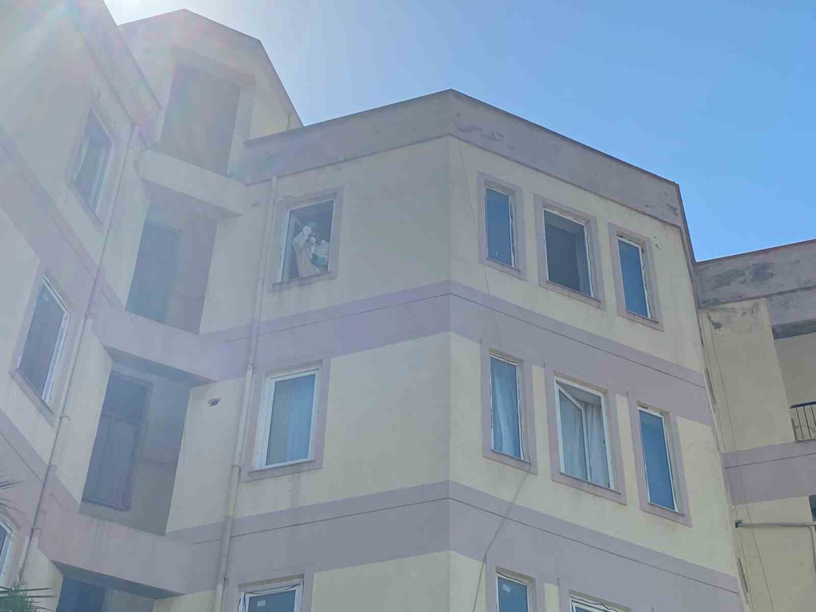 Ölümü apartmanı saran yoğun kokuyla ortaya çıktı, kızı gözyaşlarına boğuldu
