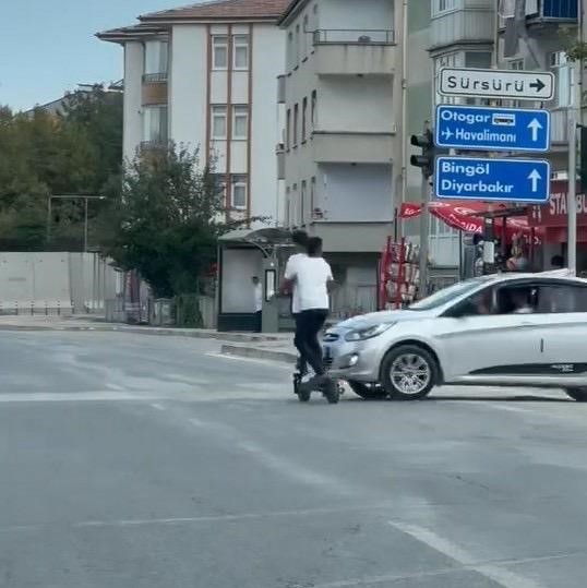 Otomobil ile scooterın çarpışma anı kameralara yansıdı
