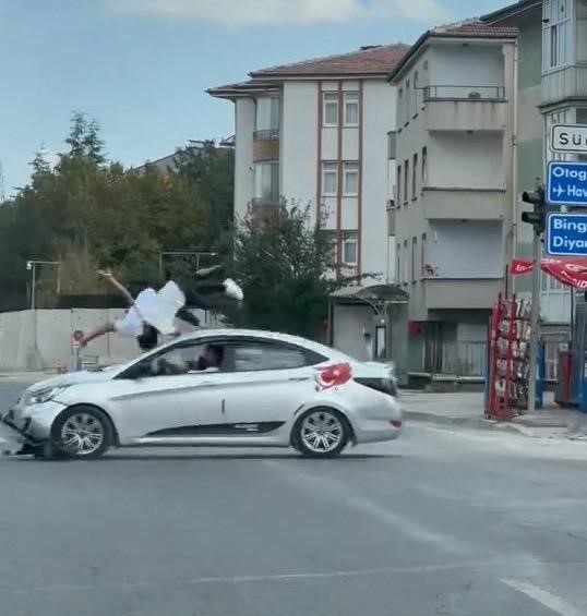 Otomobil ile scooterın çarpışma anı kameralara yansıdı
