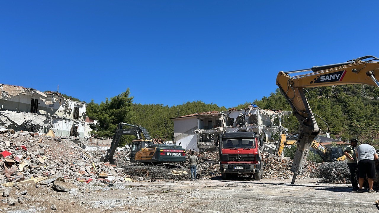 Marmaris’te depreme dayanıksız okulun yıkımı başladı
