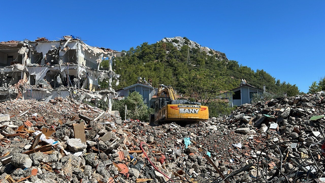 Marmaris’te depreme dayanıksız okulun yıkımı başladı
